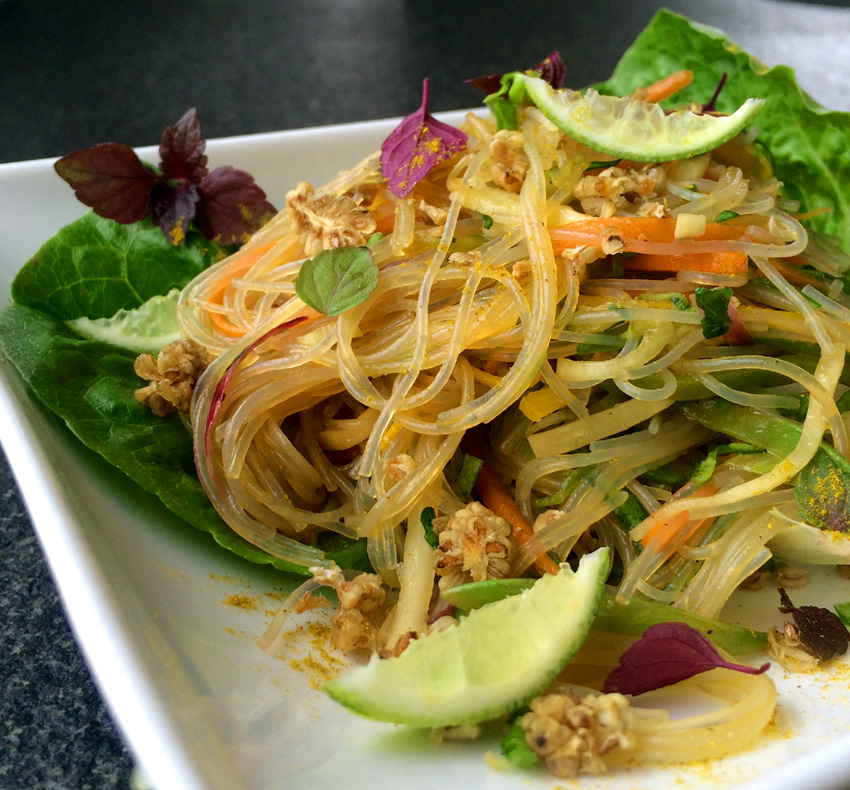 Heimischer Gemüse-Nudelsalat mit Kräutern und asiatischem Akzent ...