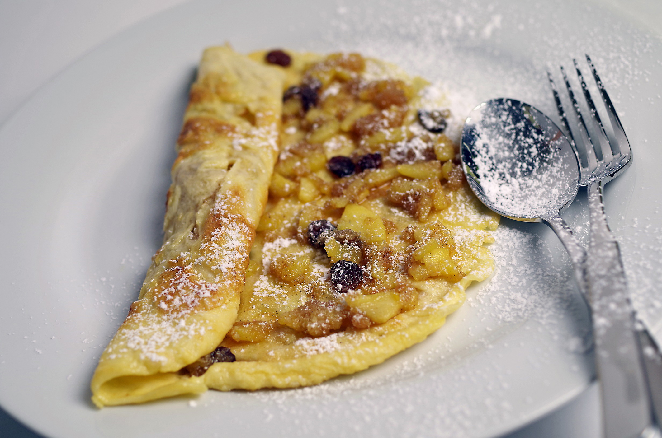 Flädle mit einer Apfelstrudel-Füllung und Schlagsahne – Schmeck den Süden