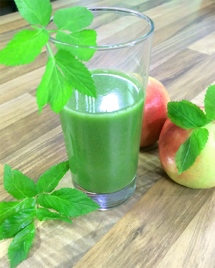 Grüner Smoothie mit Apfel, Gurke und Kräutern – Schmeck den Süden