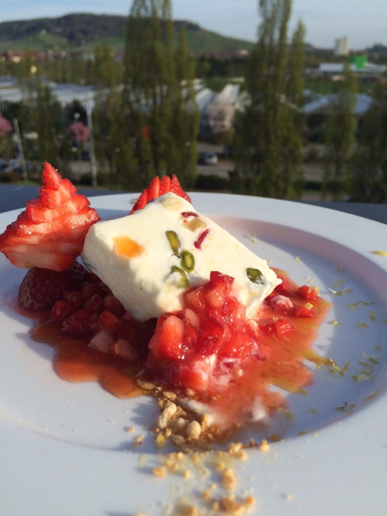 Joghurt-Parfait mit marinierten Erdbeeren – Schmeck den Süden