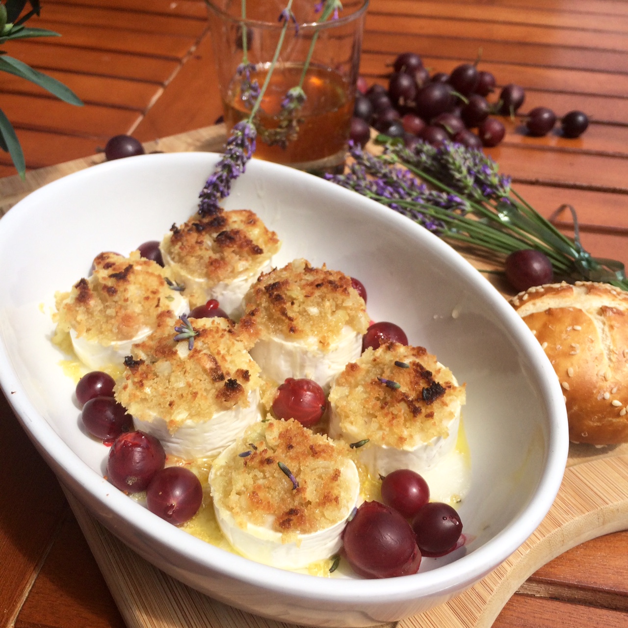 Gratinierter Ziegenweichkäse mit Stachelbeeren und Lavendelhonig ...