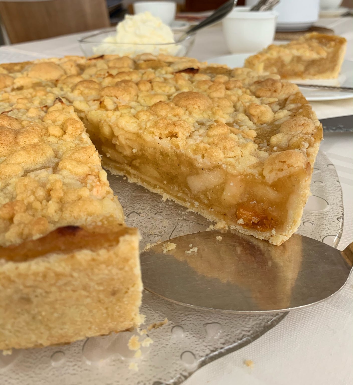 Saftiger Bratapfelkuchen mit Streuseln – Schmeck den Süden