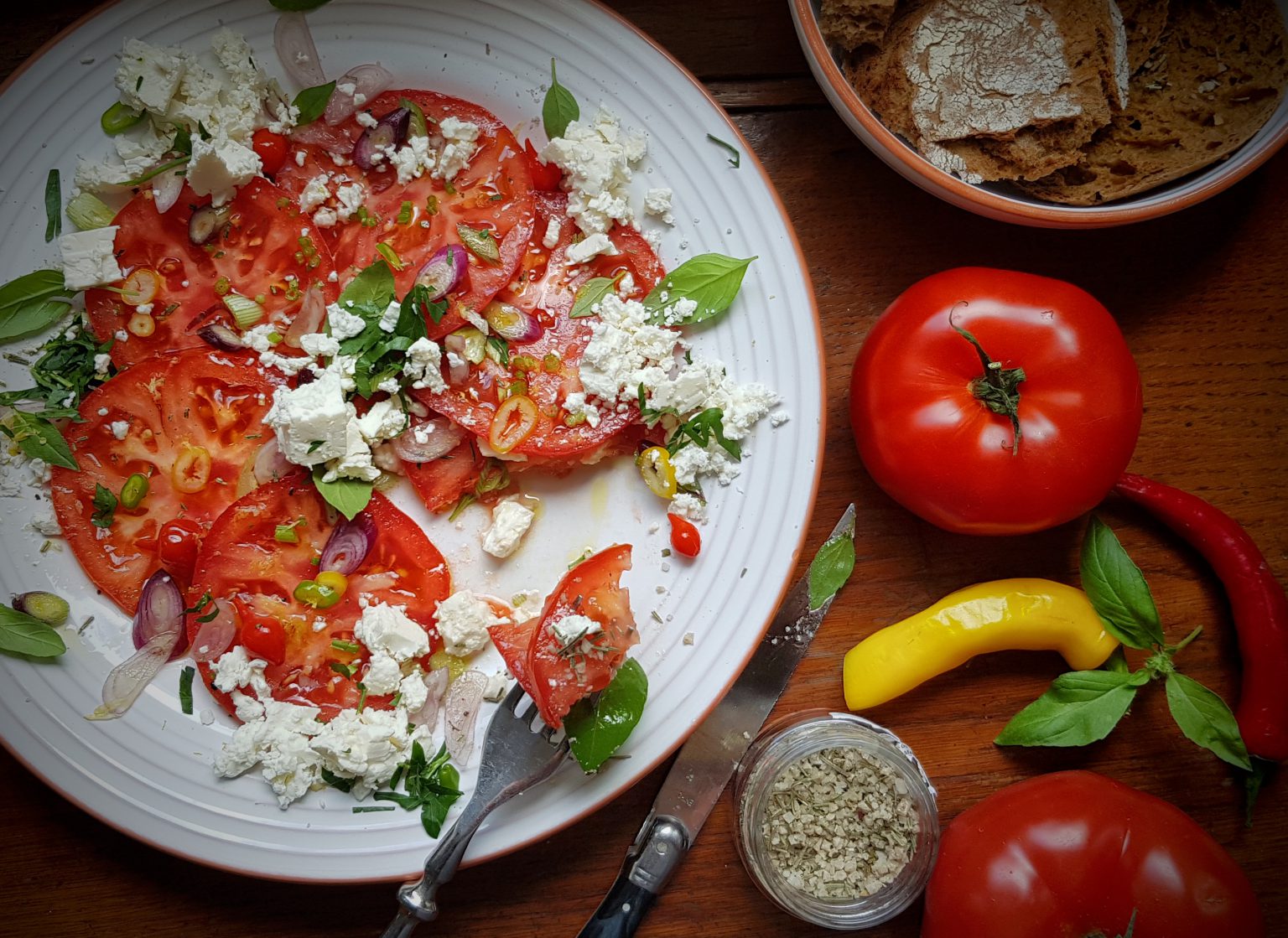 Tomatensalat mit Schafskäse und Basilikum-Zitronen-Apfel-Dressing ...