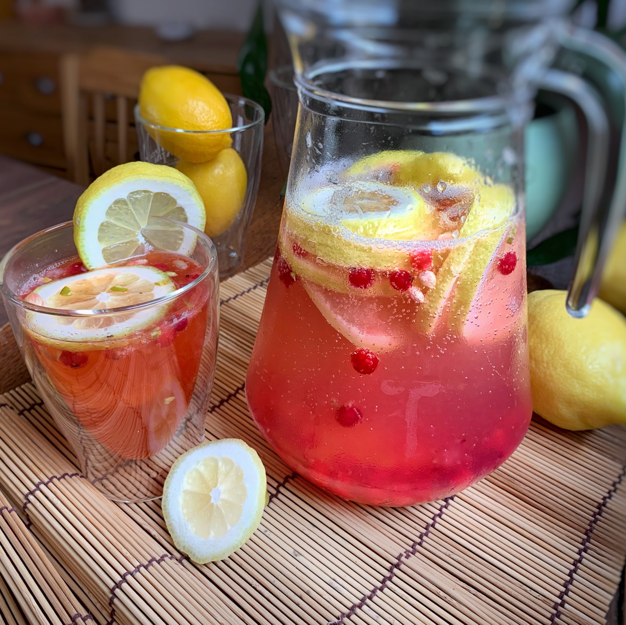 Zitronenlimonade mit Johannisbeeren – Schmeck den Süden