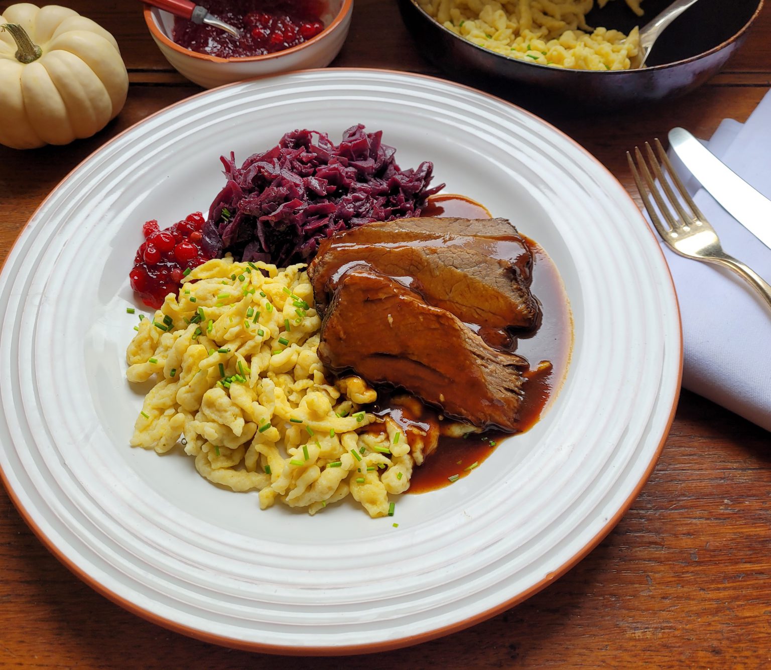 Schwäbischer Sauerbraten Mit Knöpfle Und Saftigem Rotkraut – Schmeck ...