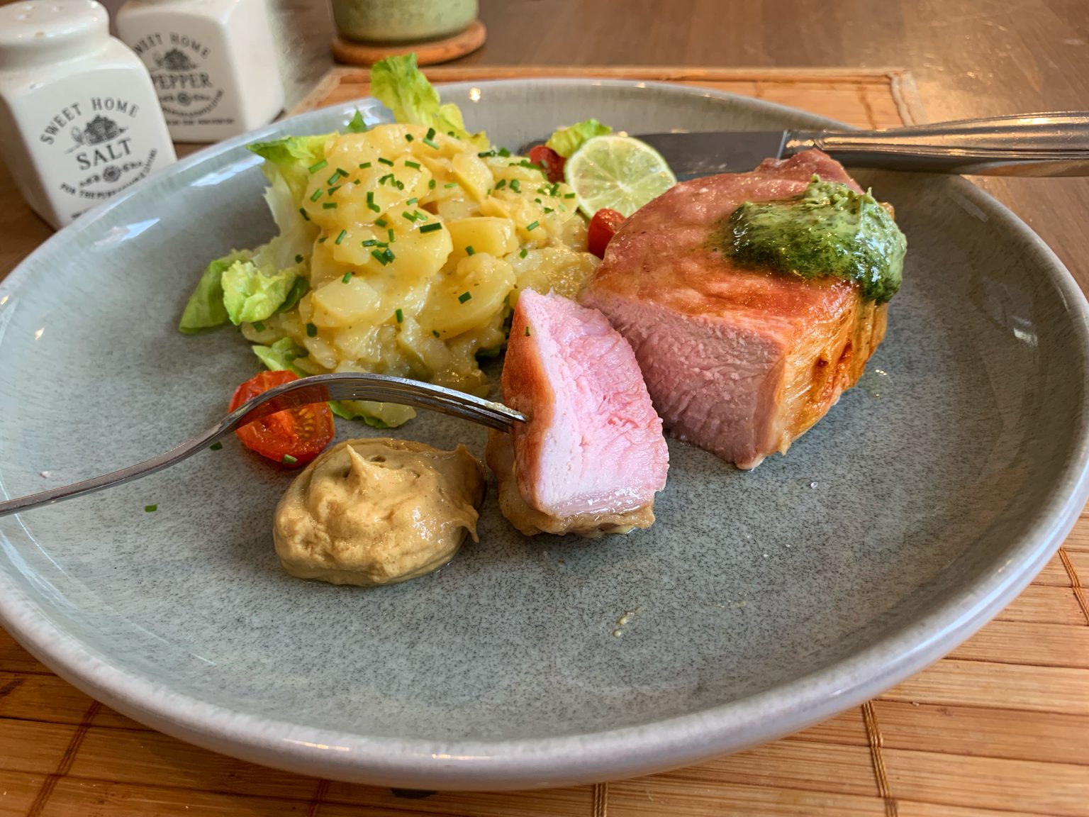 Schweinerücken Steak Mit Kräuterbutter Und Kartoffelsalat Schmeck Den Süden 