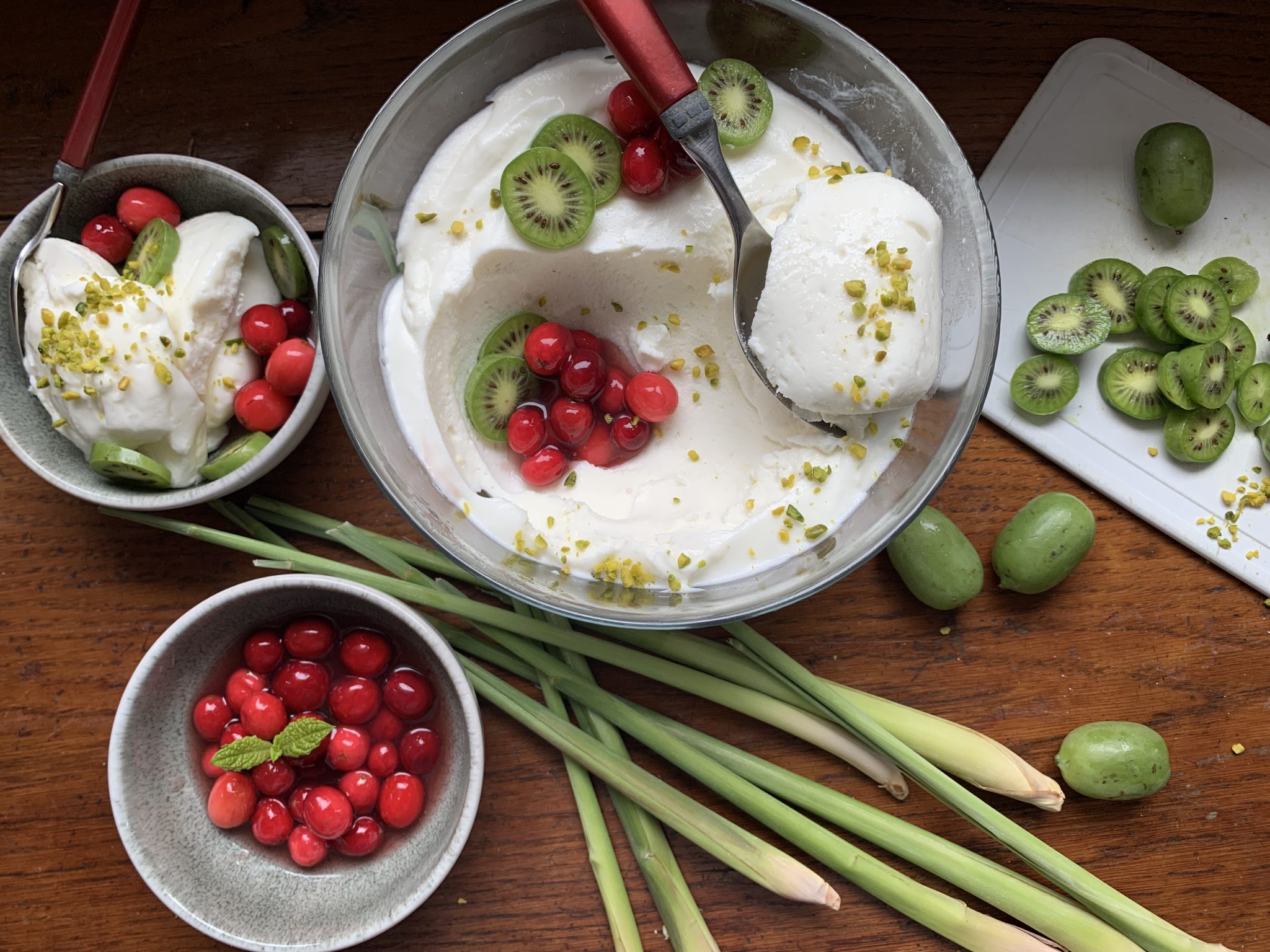 Weiße Schokoladenmousse mit Zitronengras und Beeren – Schmeck den Süden