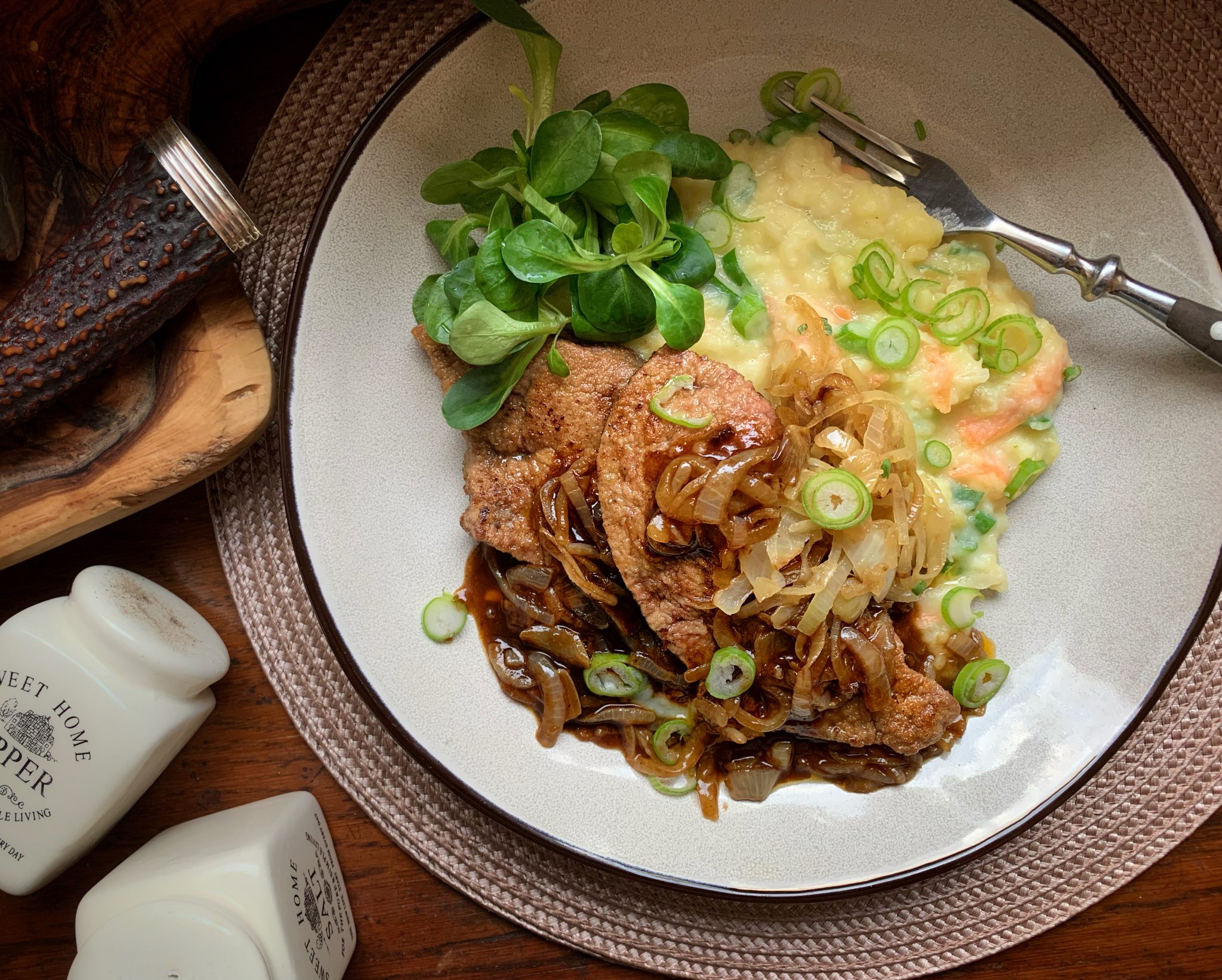 Gebratene Kalbsleber mit Zwiebelsoße und buntem Kartoffelpüree ...