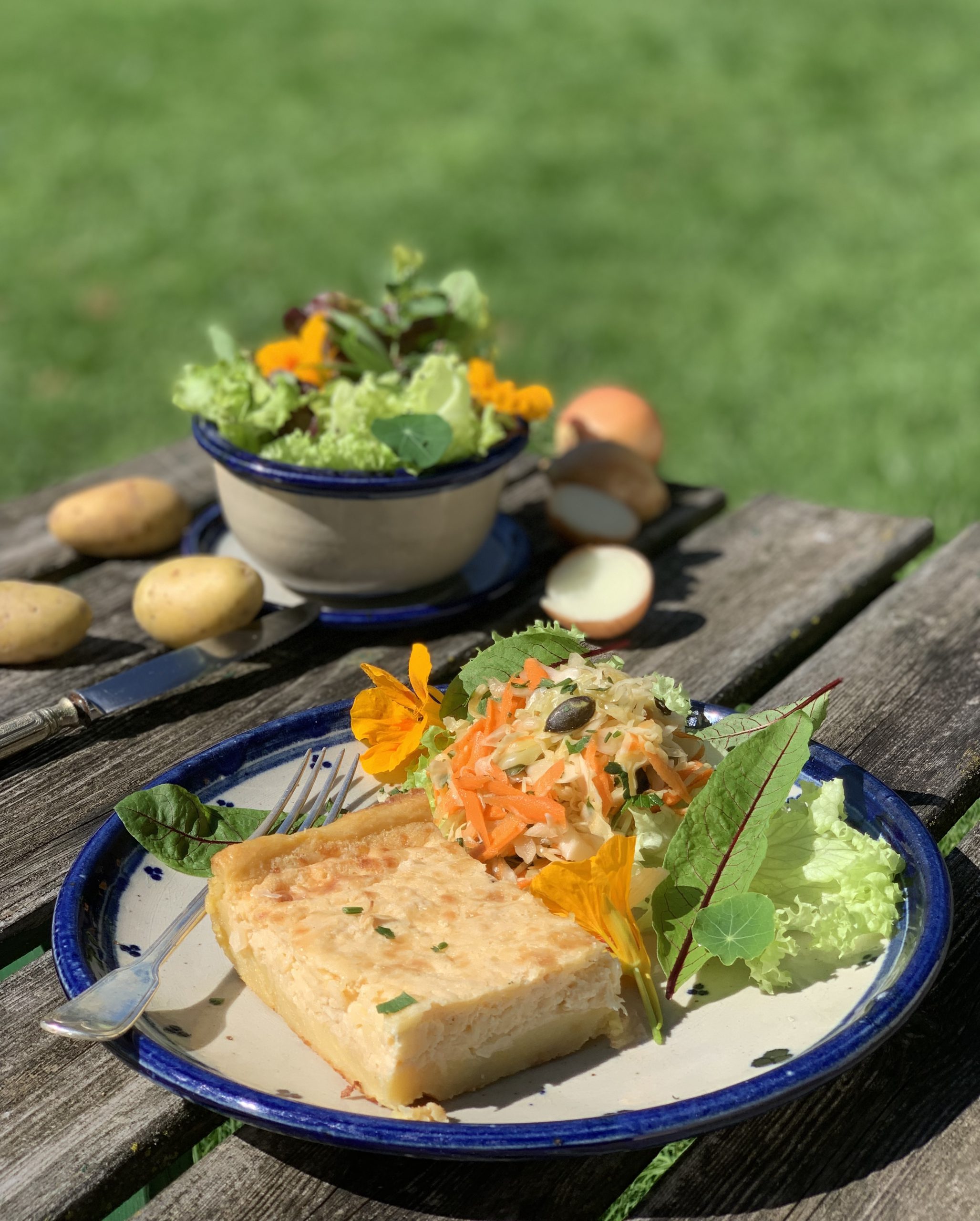 Kartoffel-Zwiebelkuchen mit Kraut-Karottensalat