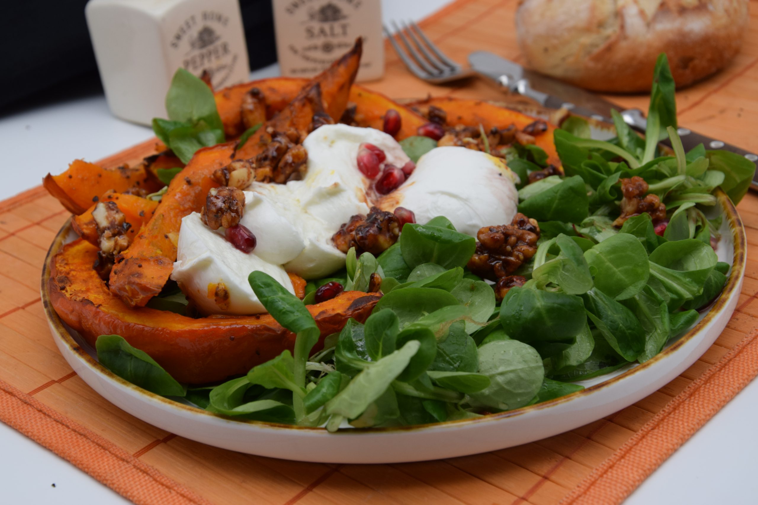 Feldsalat mit Mozzarella, Kürbisspalten und pikanter Nusskrokant