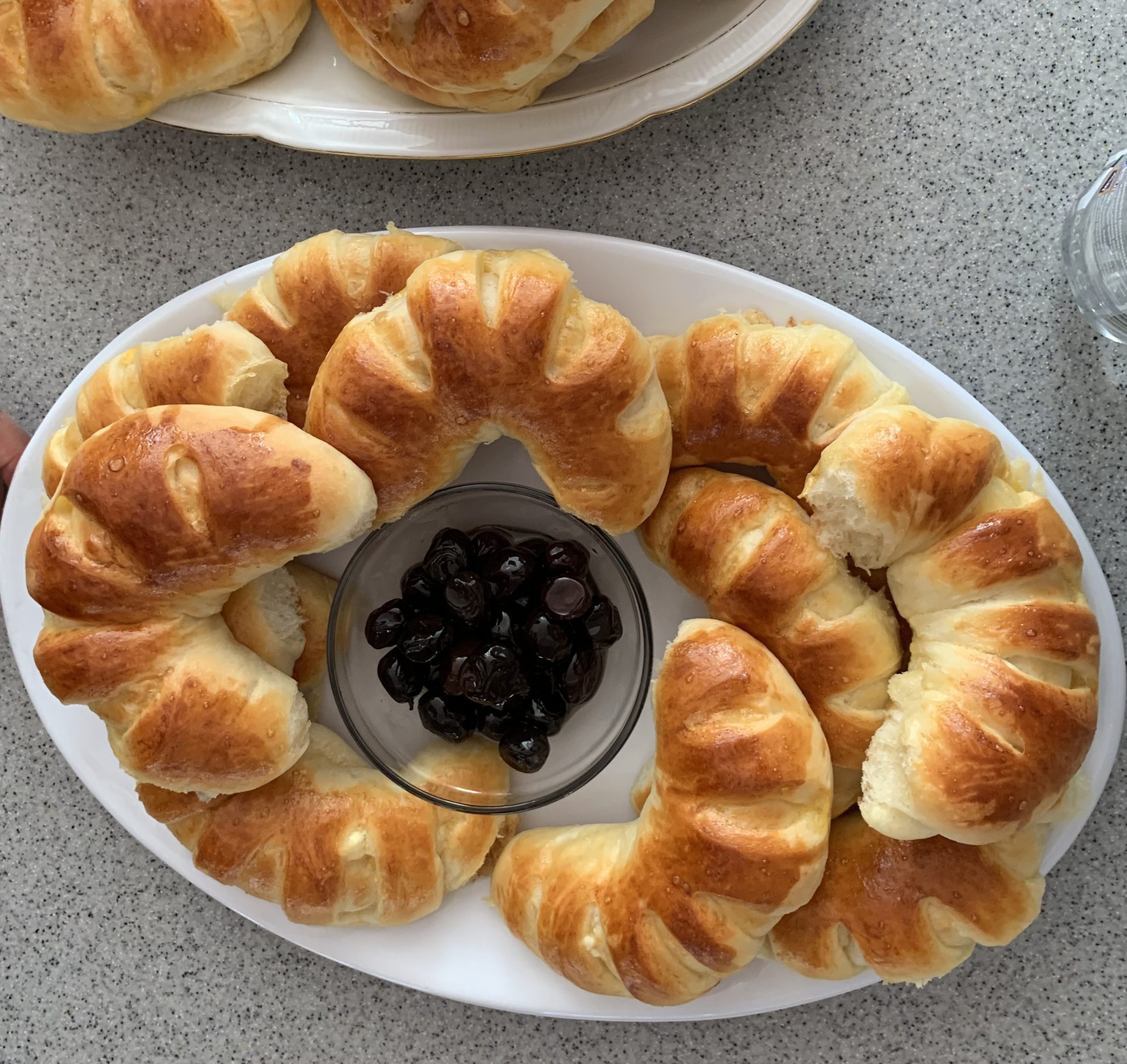 Herzhaftes Hefegebäck mit Käsefüllung (Poğaça)